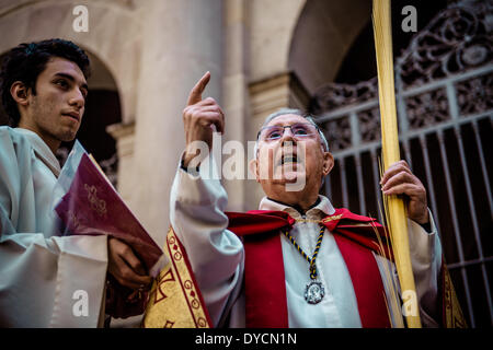 Barcelone, Espagne. 13 avril 2014 : Le curé de Saint Augusti bénit les fidèles réunis après la procession des Rameaux à Barcelone : Crédit matthi/Alamy Live News Banque D'Images