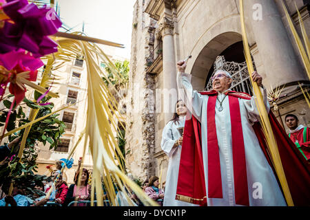 Barcelone, Espagne. 13 avril 2014 : Le curé de Saint Augusti bénit les fidèles réunis après la procession des Rameaux à Barcelone : Crédit matthi/Alamy Live News Banque D'Images