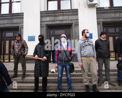 Lugansk, Ukraine. 14 avr, 2014. ULugansk combattants défense, armés de clubs faits maison sont alignées sur l'escalier près de l'entrée à l'arrière de l'administration régionale de Lugansk --- les militants pro-russe ukrainien troué vers le haut dans le bureau régional de la sécurité publique à Paris et a refusé de déposer les armes et a juré de lutter contre tous les efforts déployés par l'état pour les déloger. Crédit : Igor Golovnov/Alamy Live News Banque D'Images