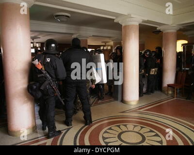 Lugansk, Ukraine. 14 avr, 2014. La police anti-émeute UUkraine sont affectés à la garde de l'entrée de l'immeuble de l'administration régionale de l'Ukraine afin d'empêcher les militants d'attaquer il Pro-Russian --- les militants pro-russe ukrainien troué vers le haut dans le bureau régional de la sécurité publique à Paris et a refusé de déposer les armes et a juré de lutter contre tous les efforts déployés par l'état pour les déloger. Crédit : Igor Golovnov/Alamy Live News Banque D'Images