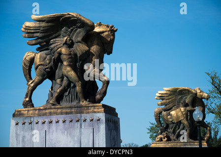 WASHINGTON, DC, États-Unis — le groupe sculptural Arts of Peace de James Earle Fraser présente deux œuvres monumentales en bronze : « Music and Harvest » et « aspiration and Literature ». Situées dans le parc Potomac, ces sculptures néoclassiques sont des pièces de compagnon du groupe Arts of War voisin. Banque D'Images