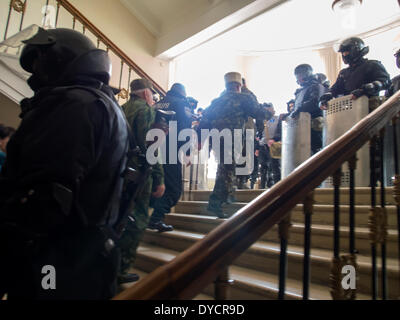 Lugansk, Ukraine. 14 avr, 2014. La police anti-émeute UUkraine sont affectés à la garde de l'entrée de l'immeuble de l'administration régionale de l'Ukraine afin d'empêcher les militants d'attaquer il Pro-Russian --- les militants pro-russe ukrainien troué vers le haut dans le bureau régional de la sécurité publique à Paris et a refusé de déposer les armes et a juré de lutter contre tous les efforts déployés par l'état pour les déloger. Crédit : Igor Golovnov/Alamy Live News Banque D'Images