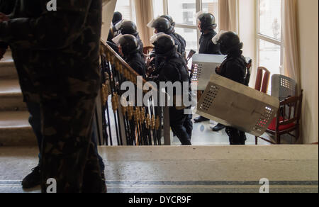 Lugansk, Ukraine. 14 avr, 2014. La police anti-émeute UUkraine sont affectés à la garde de l'entrée de l'immeuble de l'administration régionale de l'Ukraine afin d'empêcher les militants d'attaquer il Pro-Russian --- les militants pro-russe ukrainien troué vers le haut dans le bureau régional de la sécurité publique à Paris et a refusé de déposer les armes et a juré de lutter contre tous les efforts déployés par l'état pour les déloger. Crédit : Igor Golovnov/Alamy Live News Banque D'Images