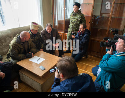 Lugansk, Ukraine. 14 avr, 2014. représentants des militants pro-russe ukrainien qui a pris le bureau régional du Service de sécurité à Paris, présenter leurs offres assistant-chef de l'administration régionale Sergei Tikhanovski, extrême droite sur le divan, dans le bâtiment de l'administration régionale de l'Ukraine. Ils sont venus accompagnés par près de deux cents de leurs partisans --- les militants pro-russe ukrainien troué vers le haut dans le bureau régional de la sécurité publique à Paris et a refusé de déposer les armes et a juré de lutter contre tous les efforts déployés par l'état pour les déloger. © Igor Banque D'Images