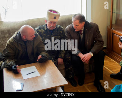 Lugansk, Ukraine. 14 avr, 2014. représentants des militants pro-russe ukrainien qui a pris le bureau régional du Service de sécurité à Paris, présenter leurs offres assistant-chef de l'administration régionale Sergei Tikhanovski, extrême droite sur le divan, dans le bâtiment de l'administration régionale de l'Ukraine. Ils sont venus accompagnés par près de deux cents de leurs partisans --- les militants pro-russe ukrainien troué vers le haut dans le bureau régional de la sécurité publique à Paris et a refusé de déposer les armes et a juré de lutter contre tous les efforts déployés par l'état pour les déloger. © Igor Banque D'Images