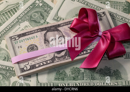 Pack of dollar bills avec red bow Banque D'Images