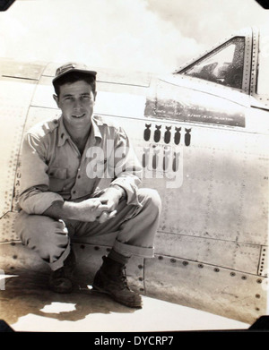 Cette image de l'album Oscar Perdomo montre un avion du 464th Fighter Squadron, qui fait partie du 507th Fighter Group. Oscar Perdomo était un pilote as connu pour son rôle dans la seconde Guerre mondiale, contribuant au succès de l'escadron dans le combat aérien. Banque D'Images
