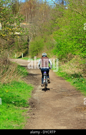 Cycliste sur le sentier Trans Pennine Trail, Don supérieur, Wortley, Barnsley, South Yorkshire, Angleterre, Royaume-Uni. Banque D'Images