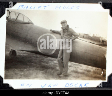 Cette image de l’album Al-59 d’Oscar Perdomo montre le 464th Fighter Squadron, qui fait partie du 507th Fighter Group. L’escadron était connu pour ses pilotes as et ses contributions importantes au combat aérien pendant la guerre mondiale IIe les photographies de Perdomo documentent les activités opérationnelles et les avions de l’escadron. Banque D'Images