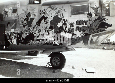 Cette image de l'album d'Oscar Perdomo montre le nez du bombardier B-24 It Ain't So Funny, piloté par le 464th Fighter Squadron du 507th Fighter Group. Perdomo, un pilote de chasse ACE, est représenté avec le bombardier, marquant sa contribution aux opérations de combat aérien de la seconde Guerre mondiale. Banque D'Images
