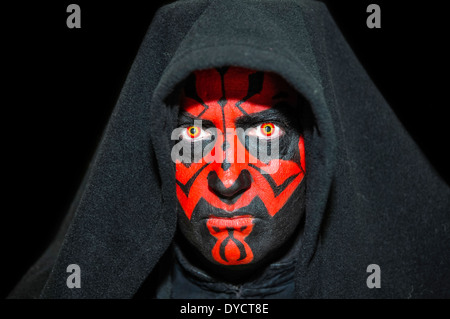 Un fan habillé comme le seigneur Sith Darth Maul de Star Wars Banque D'Images