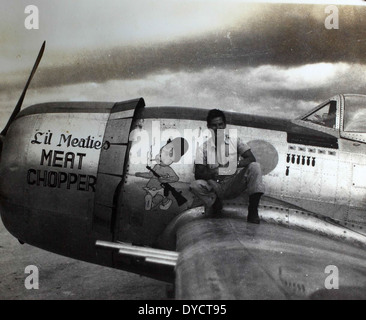 Cette image de l'album Oscar Perdomo montre le 464th Fighter Squadron, qui fait partie du 507th Fighter Group, pendant la seconde Guerre mondiale. L'escadron était connu pour ses missions de combat sur le théâtre européen, contribuant de manière significative aux victoires alliées. Banque D'Images