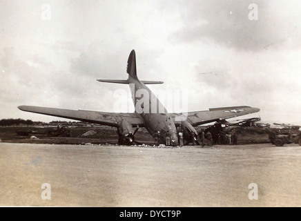 Cette image de l'album d'Oscar Perdomo montre un membre du 464th Fighter Squadron, qui fait partie du 507th Fighter Group pendant la première Guerre mondiale. Oscar Perdomo, un pilote as, a servi sur le théâtre européen, contribuant de manière significative aux opérations de combat aérien. Banque D'Images