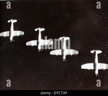Cette image de l'album d'Oscar Perdomo montre le 464th Fighter Squadron, qui fait partie du 507th Fighter Group. Perdomo, un as décoré, a servi pendant la seconde Guerre mondiale, effectuant de nombreuses missions de combat dans le théâtre européen. Banque D'Images