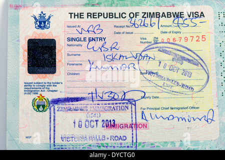 Visa au Zimbabwe dans le passeport d'un voyageur de la maison de vacances ; voyage Afrique Banque D'Images