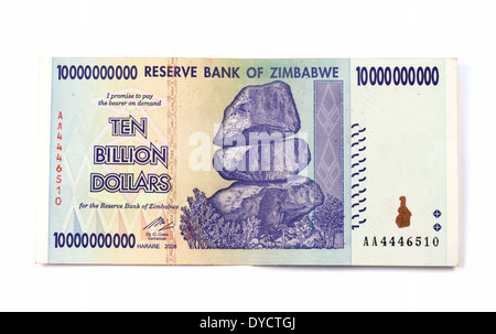 Une dizaine de milliards de dollars de l'argent note de Zimbabwe, Afrique, émis en raison de la forte inflation en 2008 Banque D'Images