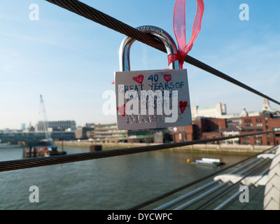 Cadenas amoureux nous célébrons 40 ans de mariage sur Millennium Bridge over River Thames London UK KATHY DEWITT Banque D'Images