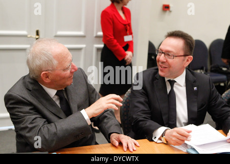 Le ministre allemand des Finances, Wolfgang Schaeuble parler avec le Ministre grec des Finances Ioannis Stournaras(R) lors de la réunion informelle des ministres des affaires économiques et financières à l'Hall Zappeion à Athènes. Les ministres des finances de la zone euro et l'Europe se rencontrer et organiser des conférences de presse aujourd'hui à Athènes Banque D'Images
