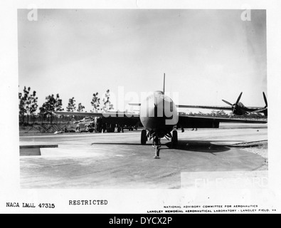Cette image montre les Bell B-1 et X-1, des avions impliqués dans des vols expérimentaux pionniers. Le Bell X-1, piloté par Chuck Yeager, est devenu le premier avion à franchir le mur du son. Les avions ont été testés à la base aérienne d'Edwards et étaient dotés d'une technologie de fusée avancée. Banque D'Images