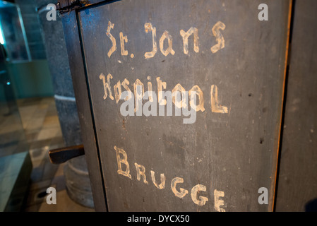 BRUGES, Belgique - une ambulance originale exposée à Old St. Hôpital John's à Bruges, Belgique. Vieille rue L'hôpital John est l'un des plus anciens bâtiments hospitaliers d'Europe qui ont survécu jusqu'au 11th siècle. À l'origine, il a traité les pèlerins et les voyageurs malades. Un monastère et un couvent ont été ajoutés plus tard. C'est maintenant un musée. L'architecture médiévale et les canaux sereins façonnent le paysage urbain de Bruges, souvent appelé « la Venise du Nord ». Ville classée au patrimoine mondial de l'UNESCO, Bruges offre aux visiteurs un voyage dans le passé de l'Europe, avec ses bâtiments bien conservés et ses rues pavées reflétant le c Banque D'Images