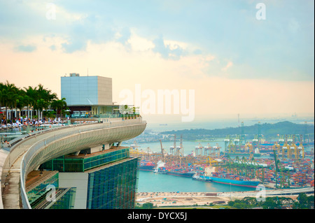 Vue depuis l'hôtel Marina Bay à Singapour port industriel Banque D'Images