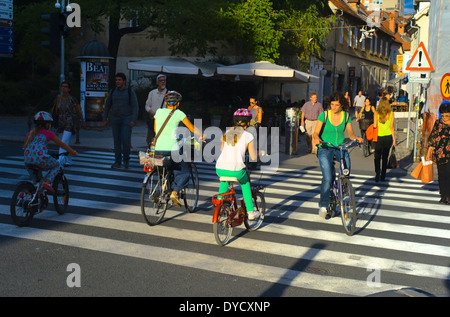 Des personnes non identifiées, crossing street et la bicyclette dans les rues de Ljubljana. Le centre-ville de trimestre attire habituellement beaucoup Banque D'Images