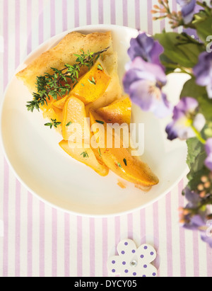 Morceau de Tarte aux poires sur table d'été Banque D'Images