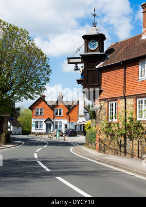 La célèbre horloge village surplombe la route principale (A25) à travers le village de Abinger Hammer, Surrey, UK Banque D'Images