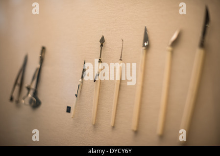 Instruments médicaux Sint-Janshospitaal Bruges Belgique // BRUGES, Belgique — des instruments médicaux historiques de différentes périodes sont exposés à Sint-Janshospitaal (Old-Janshospitaal), documentant des siècles de pratique médicale. Ces artefacts représentent l'évolution des soins de santé depuis la fondation de l'hôpital au XIe siècle jusqu'aux périodes ultérieures. La collection fournit un aperçu des traitements médicaux et des pratiques chirurgicales médiévaux et modernes. Banque D'Images
