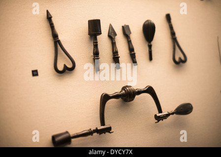 Instruments médicaux Sint-Janshospitaal Bruges Belgique // BRUGES, Belgique — des instruments médicaux historiques de différentes périodes sont exposés à Sint-Janshospitaal (Old-Janshospitaal), documentant des siècles de pratique médicale. Ces artefacts représentent l'évolution des soins de santé depuis la fondation de l'hôpital au XIe siècle jusqu'aux périodes ultérieures. La collection fournit un aperçu des traitements médicaux et des pratiques chirurgicales médiévaux et modernes. Banque D'Images