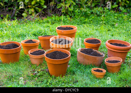 Les sols frais dans des pots en terre cuite pour une plante en pot jardin biologique. Banque D'Images