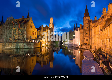 BRUGES, Belgique - parfois appelée « la Venise du Nord », la ville flamande historique de Bruges possède des canaux qui traversent la vieille ville. Avant que l'accès à l'eau ne s'envase, Bruges était un important port commercial. L'architecture médiévale et les canaux sereins façonnent le paysage urbain de Bruges, souvent appelé « la Venise du Nord ». Ville classée au patrimoine mondial de l'UNESCO, Bruges offre aux visiteurs un voyage dans le passé de l'Europe, avec ses bâtiments bien conservés et ses rues pavées reflétant la riche histoire de la ville. Banque D'Images