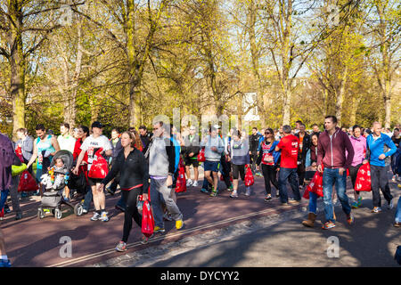 London UK. 13 avril 2014 Virgin Money London Marathon dans le parc de Greenwich de procéder à l'ouverture Crédit : John Henshall/Alamy Live News JMH6127 Banque D'Images