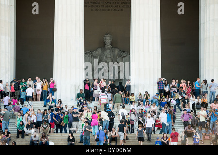 WASHINGTON DC, États-Unis — les touristes se rassemblent sur les marches ombragées du Lincoln Memorial pendant un après-midi chaud. Le monument néoclassique, achevé en 1922, se trouve à l'extrémité ouest du National Mall. Les marches du mémorial ont longtemps servi de lieu de rassemblement pour les visiteurs à la recherche d'une signification historique et d'un répit face à la chaleur estivale de Washington. Banque D'Images