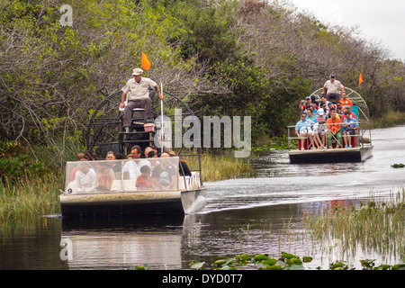 Miami Florida, Tamiami Trail, route 41, Everglades, Gator Park Airboat Tours, bateau, ventilateur géant, passagers cavaliers, guide, visiteur trave Banque D'Images