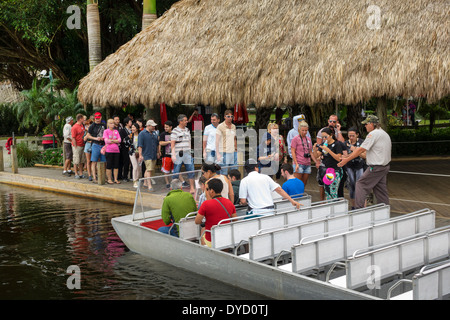 Miami Florida,Tamiami Trail,route 41,Everglades,Gator Park Airboat Tours,bateau,passagers rider riders,guide,embarquement,excursion,visite Banque D'Images