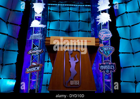 Uncasville, Connecticut, USA. 14 avr, 2014. 14 avril 2014 : une vue générale de la tribune avant le début de la Draft 2014 au Mohegan Sun Arena. Anthony Nesmith/CSM/Alamy Live News Banque D'Images