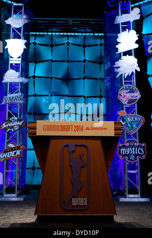 Uncasville, Connecticut, USA. 14 avr, 2014. 14 avril 2014 : une vue générale de la tribune avant le début de la Draft 2014 au Mohegan Sun Arena. Anthony Nesmith/CSM/Alamy Live News Banque D'Images