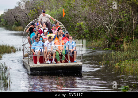 Miami Florida,Tamiami Trail,route 41,Everglades,Gator Park Airboat Tours,bateau,passagers rider riders,guide,embarquement,excursion,adulte Banque D'Images