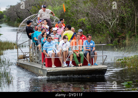 Miami Florida,Tamiami Trail,route 41,Everglades,Gator Park Airboat Tours,bateau,passagers rider riders,guide,embarquement,excursion,adulte Banque D'Images