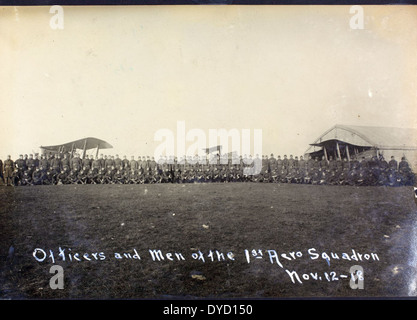 Le 1st Aero Squadron a été la première unité opérationnelle de l'aviation militaire américaine, établie pendant la première Guerre mondiale. Cette photographie, qui fait partie de la collection d'albums, montre l'escadron en action, contribuant à la reconnaissance et au soutien aérien pendant le conflit en France. Banque D'Images