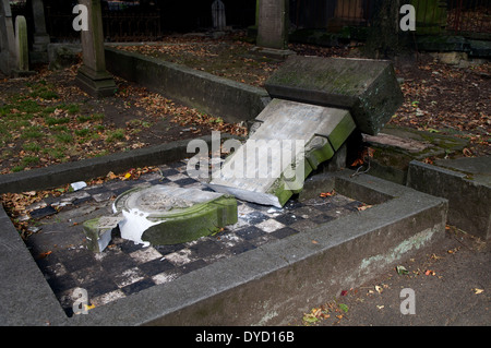 Tombstone vandalisés du 19ème siècle dans le cimetière de Grafton, Auckland Nouvelle Zélande. Banque D'Images