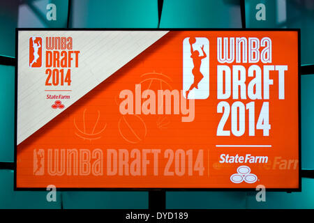 Uncasville, Connecticut, USA. 14 avr, 2014. 14 avril 2014 : une vue générale de l'écran avant le début de la Draft 2014 au Mohegan Sun Arena. Anthony Nesmith/CSM/Alamy Live News Banque D'Images