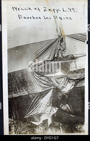 Le 1st Aero Squadron, créé en 1913, a été la première unité aérienne militaire américaine à avoir combattu pendant la première Guerre mondiale. Cette image de leur album capture le personnel et les opérations en France pendant la guerre, contribuant aux premiers efforts de l'aviation militaire. Banque D'Images