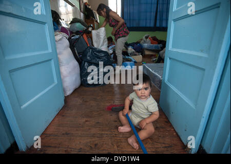 Valparaiso, Valparaiso. 14 avr, 2014. Un enfant est considéré dans le logement, l'école, à Valparaiso, Chili le 14 avril 2014. Le gouvernement du Chili a déclaré lundi, c'est maintenir l'état d'urgence dans la ville portuaire de Valparaiso, où un feu de forêt qui fait rage a tué 13 personnes et détruit environ 2 000 foyers depuis samedi. © Jorge Villegas/Xinhua/Alamy Live News Banque D'Images