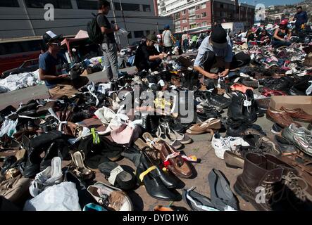 Valparaiso. 14 avr, 2014. Les gens choisissent des vêtements et chaussures dans un centre de rappeler à Valparaiso, Chili le 14 avril 2014. Le gouvernement du Chili a déclaré lundi, c'est maintenir l'état d'urgence dans la ville portuaire de Valparaiso, où un feu de forêt qui fait rage a tué 13 personnes et détruit environ 2 000 foyers depuis samedi. © Jorge Villegas/Xinhua/Alamy Live News Banque D'Images