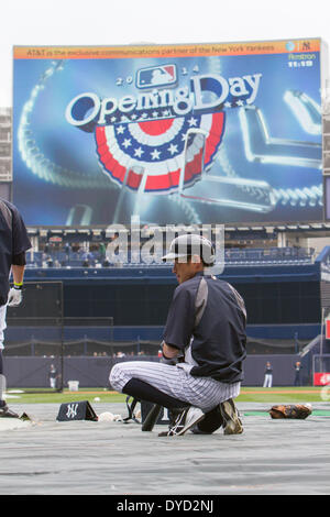 Bronx, New York, USA. Apr 7, 2014. Ichiro Suzuki (Yankees) MLB : Ichiro Suzuki des New York Yankees s'accroupit comme le jour d'ouverture logo est affichée sur l'écran pendant la pratique au bâton avant que les Yankees d'ouverture à domicile contre les Orioles de Baltimore au Yankee Stadium dans le Bronx, New York, United States . © Thomas Anderson/AFLO/Alamy Live News Banque D'Images