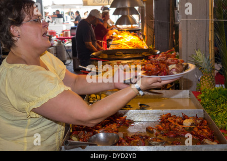 Everglades City Florida,Festival des fruits de mer,alimentation,vendeur vendeurs,stall stalles stands marchands marché marchands marché, crawfish,adultes Banque D'Images