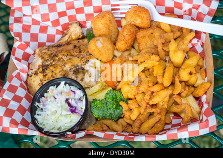 Everglades City Florida, Festival des fruits de mer, nourriture, bandes de palourdes, pétoncles frits, poisson, Cole slaw, les visiteurs voyage visite touristique site touristique Banque D'Images