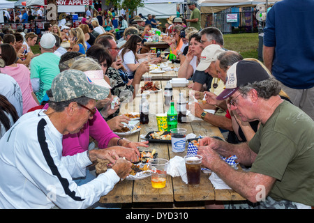 Everglades City Florida, Festival des fruits de mer, adultes homme hommes, manger, tables de pique-nique, les visiteurs voyage visite touristique site touristique Banque D'Images